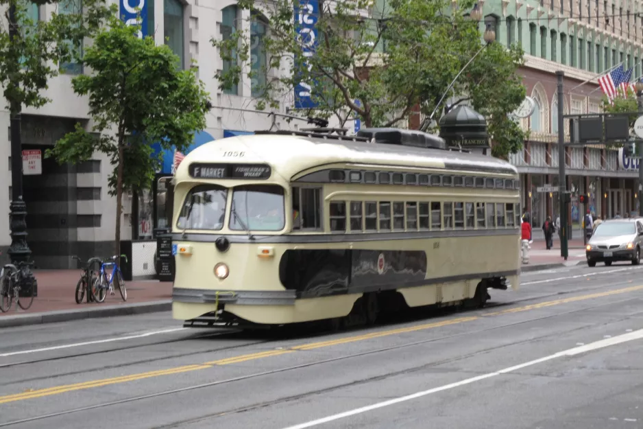 San Francisco F-Market & Wharves med motorvogn 1056 ved Market & Stockton (2010)