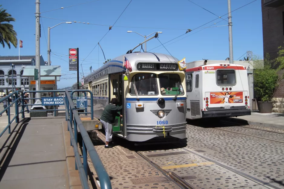 San Francisco F-Market & Wharves med motorvogn 1060 på Railway Museum (2010)