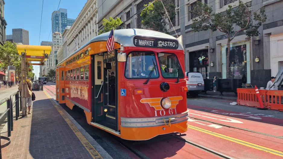 San Francisco F-Market & Wharves med motorvogn 1061 ved Market & Powell (2024)