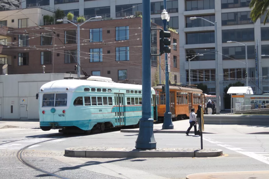 San Francisco F-Market & Wharves med motorvogn 1076 ved Don Chee Way / Steuart Street (2010)