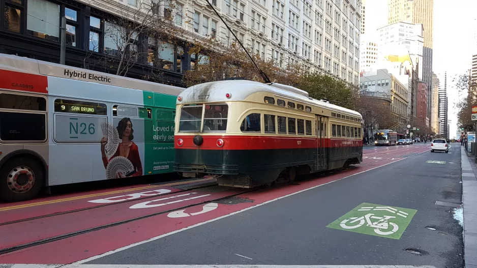 San Francisco F-Market & Wharves med motorvogn 1077 tæt på Market & 4th (2019)