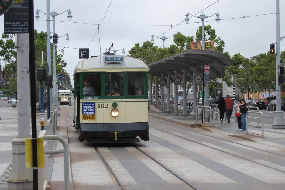 San Francisco F-Market & Wharves med motorvogn 162 ved The Embarcadero & Ferry Building (2010)