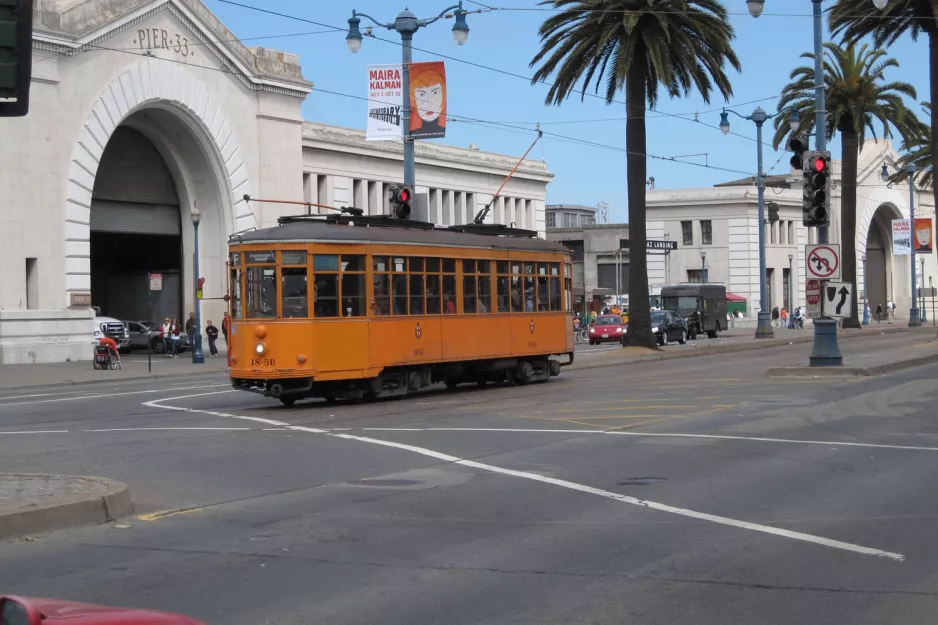 San Francisco F-Market & Wharves med motorvogn 1856 nær Embarcadero & Bay (2010)