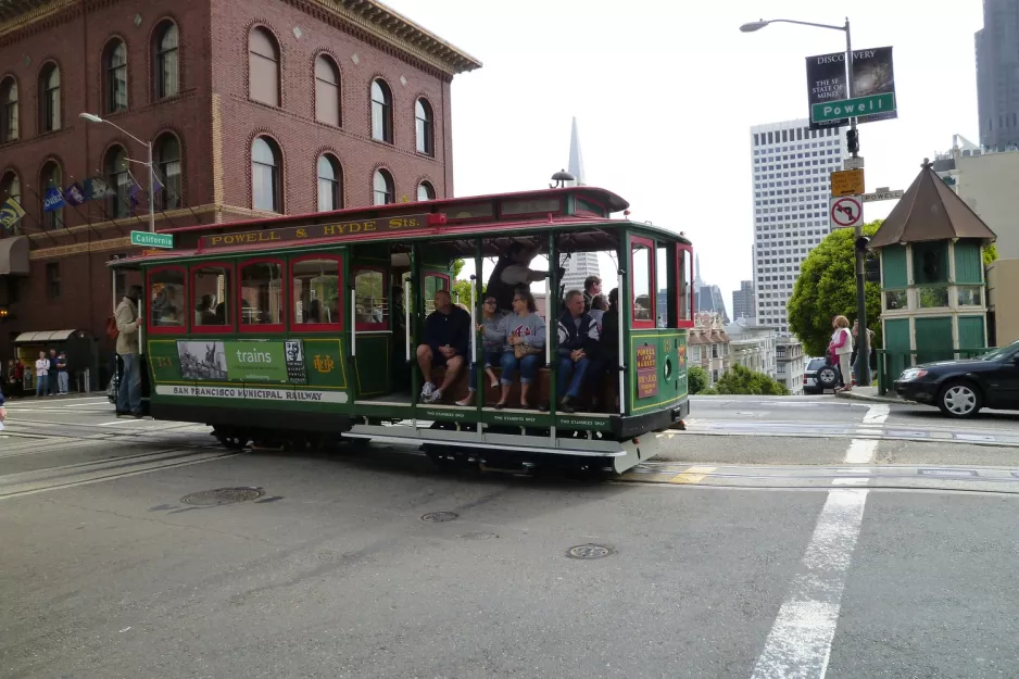 San Francisco kabelbane Powell-Hyde med kabelsporvogn 13 ved California & Powell (2010)