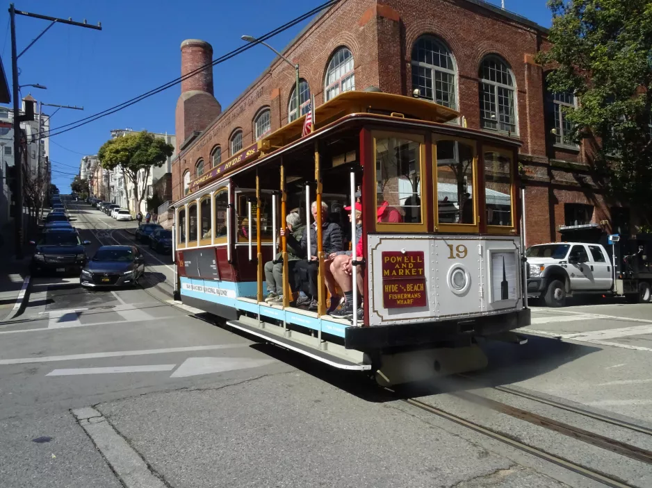 San Francisco kabelbane Powell-Hyde med kabelsporvogn 19 ved Cable Car Museum (2023)