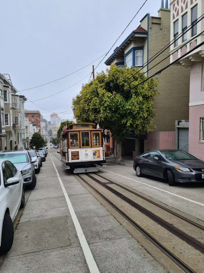 San Francisco kabelbane Powell-Hyde med kabelsporvogn 7 nær Washington & Jones (2022)