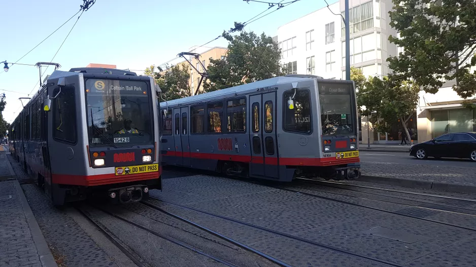 San Francisco lejlighedslinje S Shuttle med ledvogn 1542 ved King St & 4th St (2018)