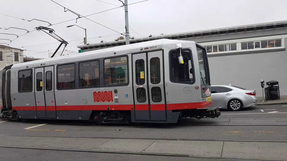 San Francisco sporvognslinje N Judah med ledvogn 1405 i krydset 9th Avenue & Irving Street (2021)