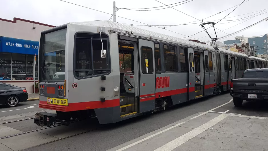 San Francisco sporvognslinje N Judah med ledvogn 1536 nær 9th & Irving (2021)