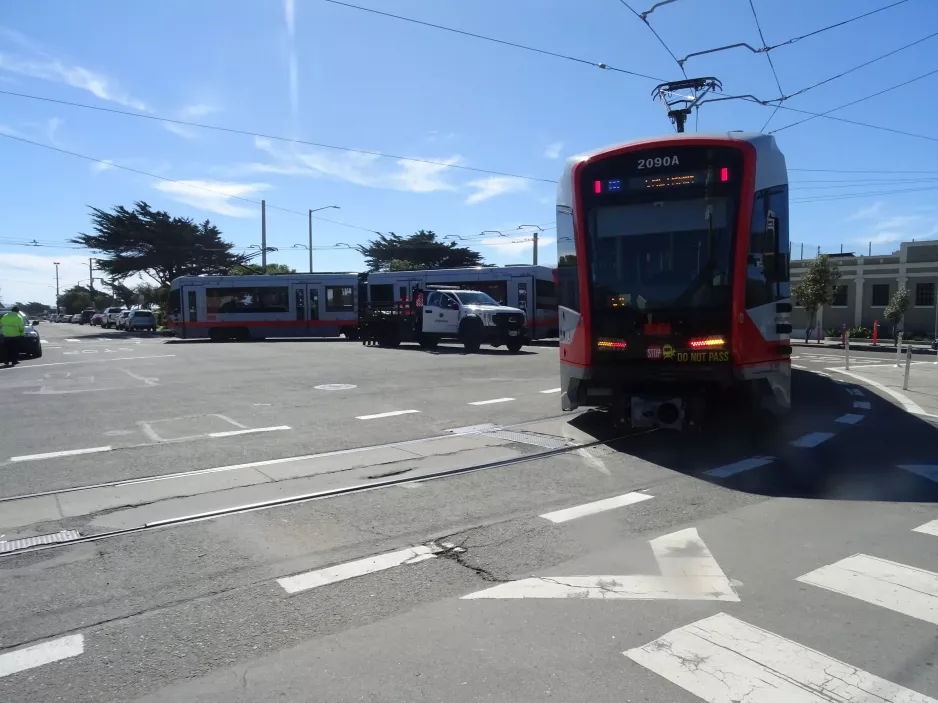 San Francisco sporvognslinje N Judah med ledvogn 2090 på Ocean Beach (2023)