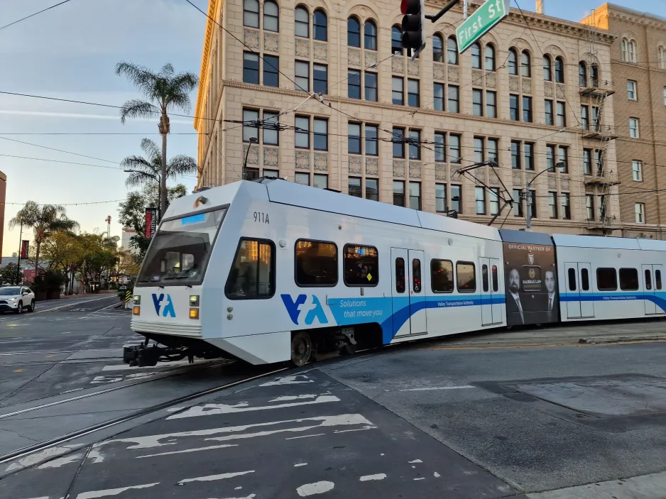 San Jose Blå Linje med lavgulvsledvogn 911 nær San Antonio (2024)