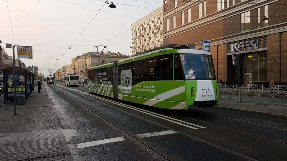 Sankt Petersborg lavgulvsledvogn 1124 ved Ligovskiy prospekt (2017)