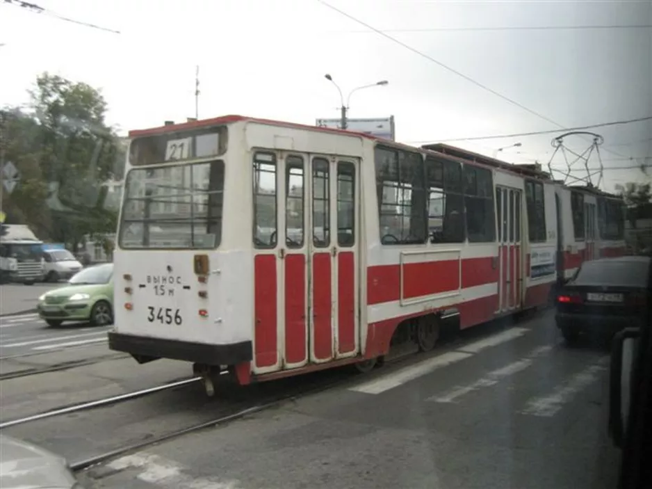 Sankt Petersborg sporvognslinje 21 med ledvogn 3456 på Prospekt Engelsa (2009)