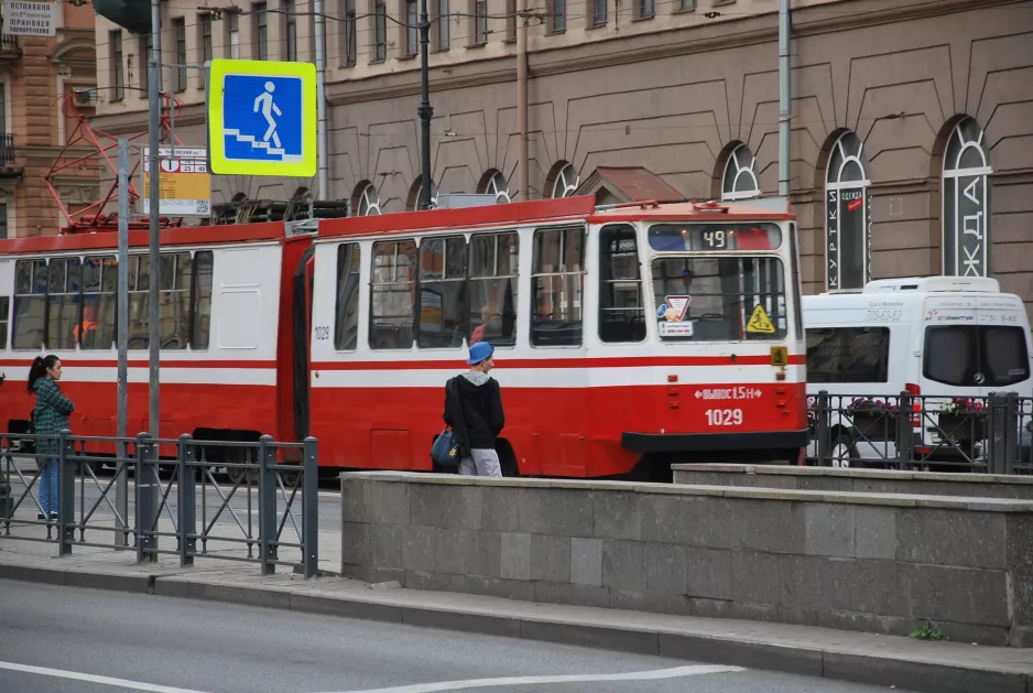 Sankt Petersborg sporvognslinje 49 med ledvogn 1029 på Ligovskiy prospekt (2018)