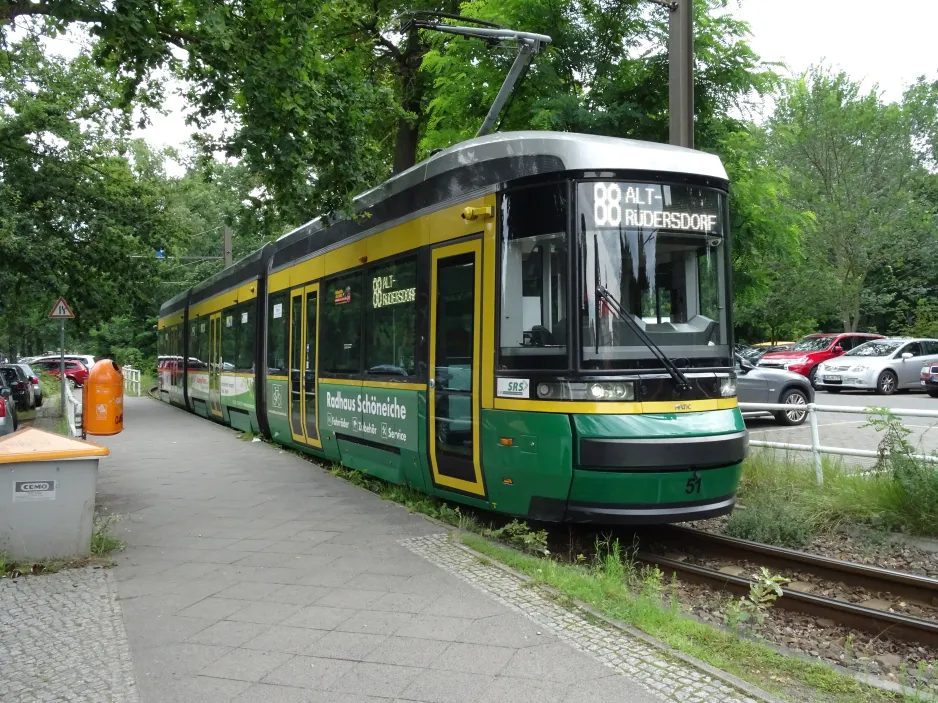 Schöneiche sporvognslinje 88 med lavgulvsledvogn 51 ved S-Bahnhof Friedrichshagen (2024)