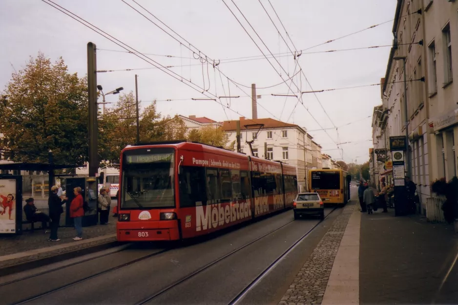 Schwerin sporvognslinje 1 med lavgulvsledvogn 803 ved Hauptbahnhof (2006)