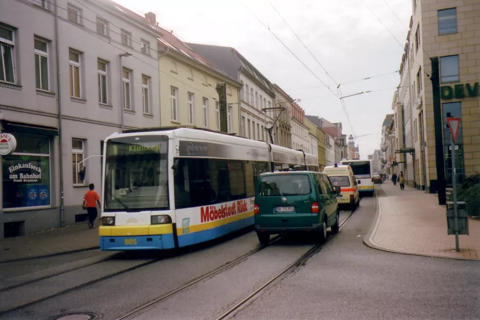 Schwerin sporvognslinje 1 med lavgulvsledvogn 805 nær Hauptbahnhof (2006)