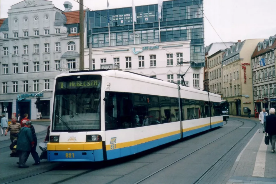 Schwerin sporvognslinje 1 med lavgulvsledvogn 821 ved Marienplatz (2004)