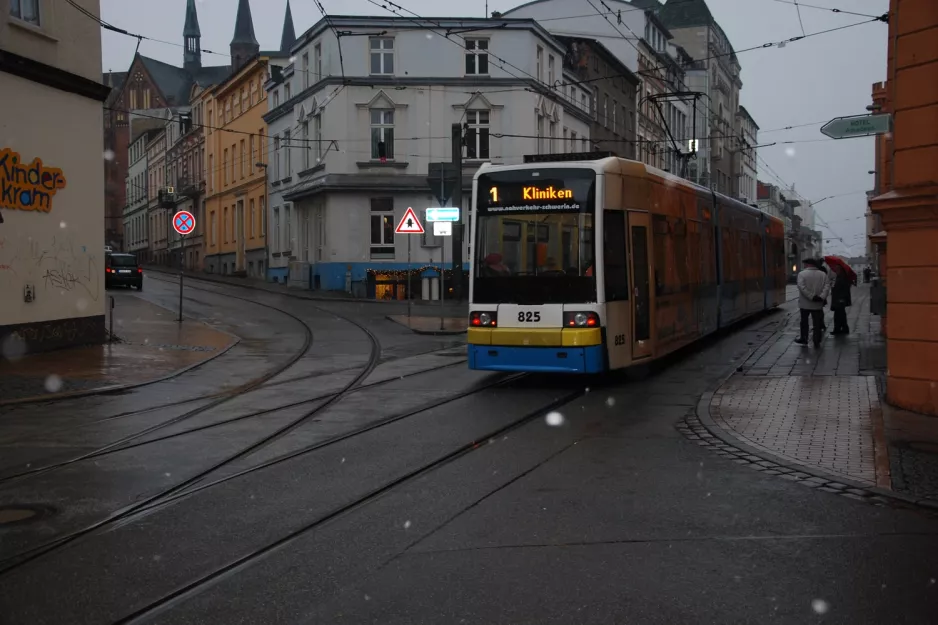 Schwerin sporvognslinje 1 med lavgulvsledvogn 825 tæt på Marienplatz (2012)