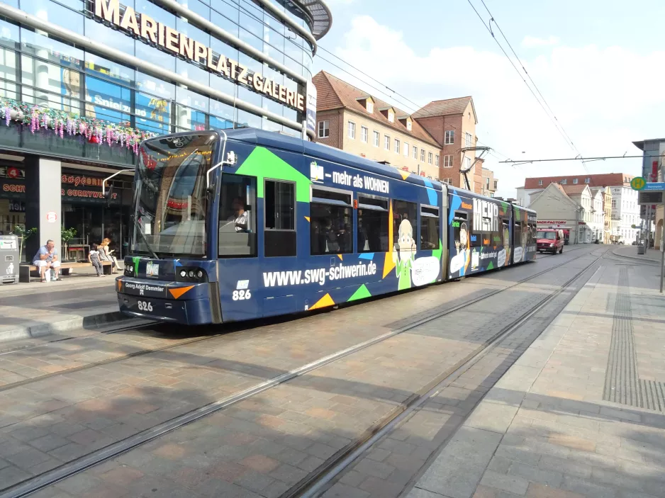 Schwerin sporvognslinje 2 med lavgulvsledvogn 826 "Georg Adolf Demmler" ved Marienplatz (2023)