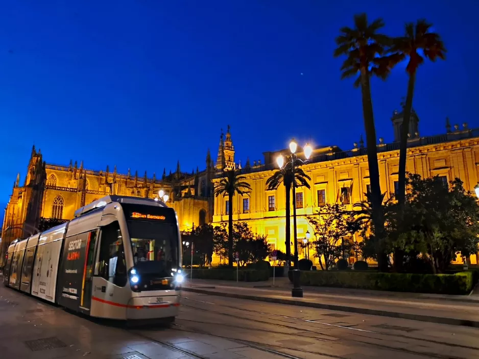 Sevilla sporvognslinje T1 med lavgulvsledvogn 301 på Calle San Fernando (2023)