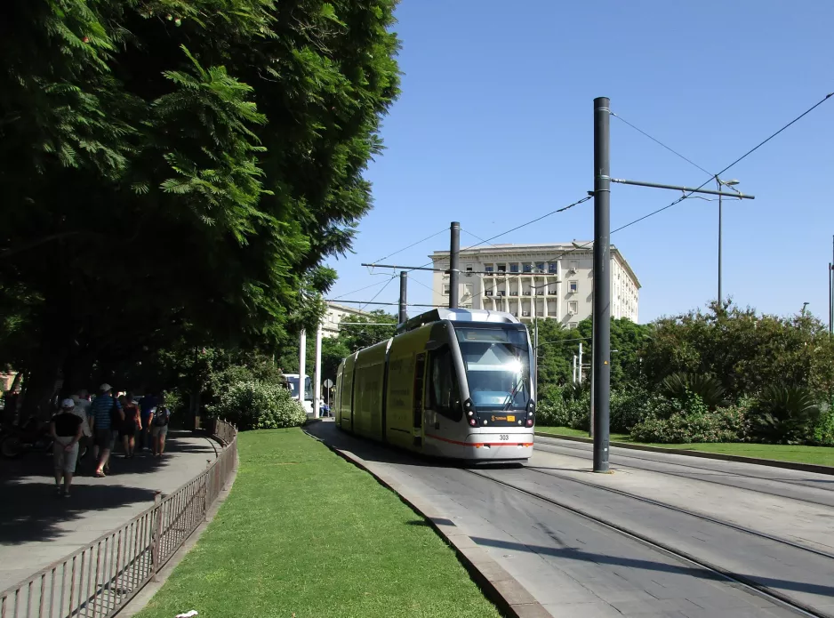 Sevilla sporvognslinje T1 med lavgulvsledvogn 303 på Puerta de Jerez (2017)