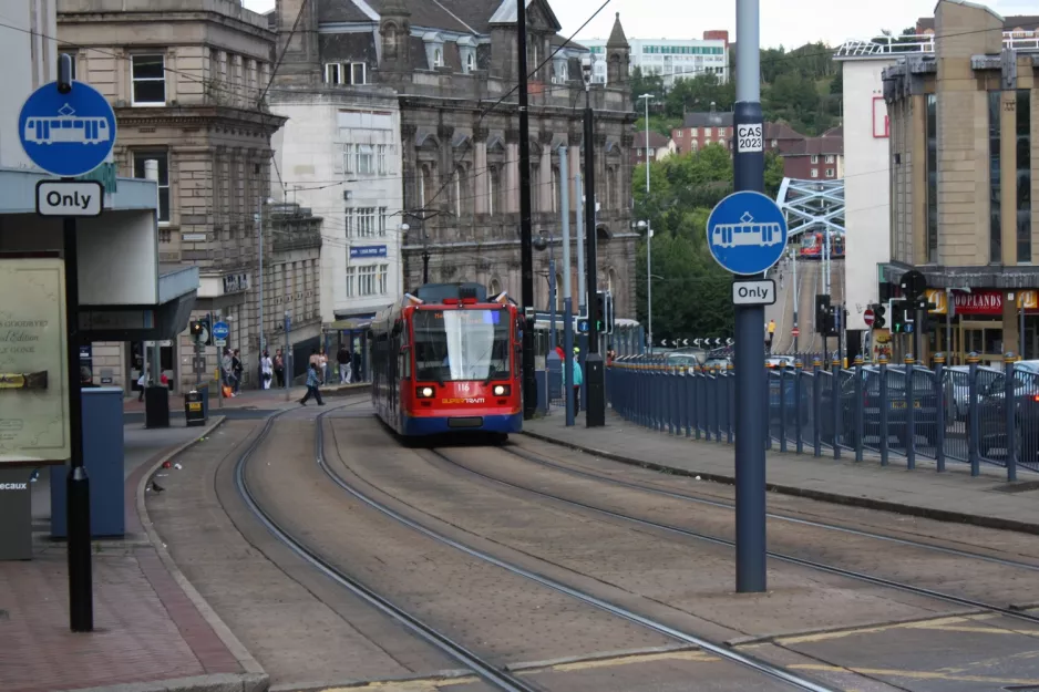 Sheffield Blå Linje med lavgulvsledvogn 116 på Commercial Road (2011)