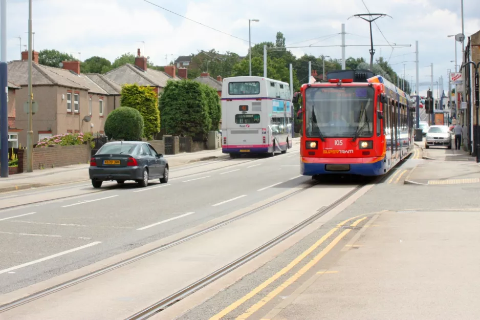 Sheffield Lilla Linje med lavgulvsledvogn 105 på City Road (2011)