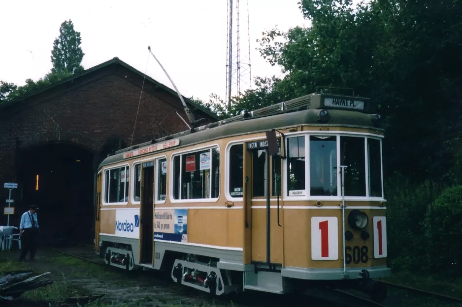 Skælskør museumslinje med motorvogn 608 foran Sporvognsremisen (2004)