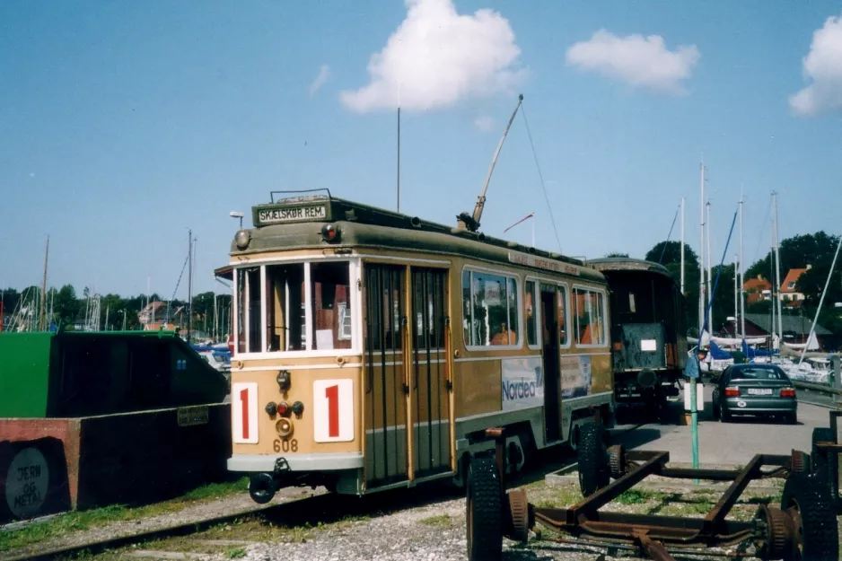 Skælskør museumslinje med motorvogn 608 ved Havnepladsen (2004)