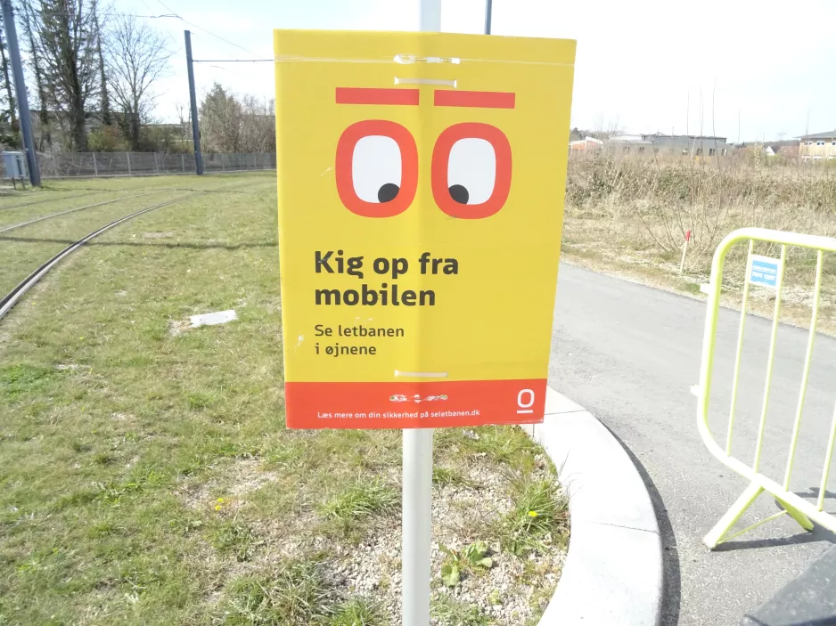 Skilt: Kik op fra mobilen. Se letbanen i øjnene
 (2022)