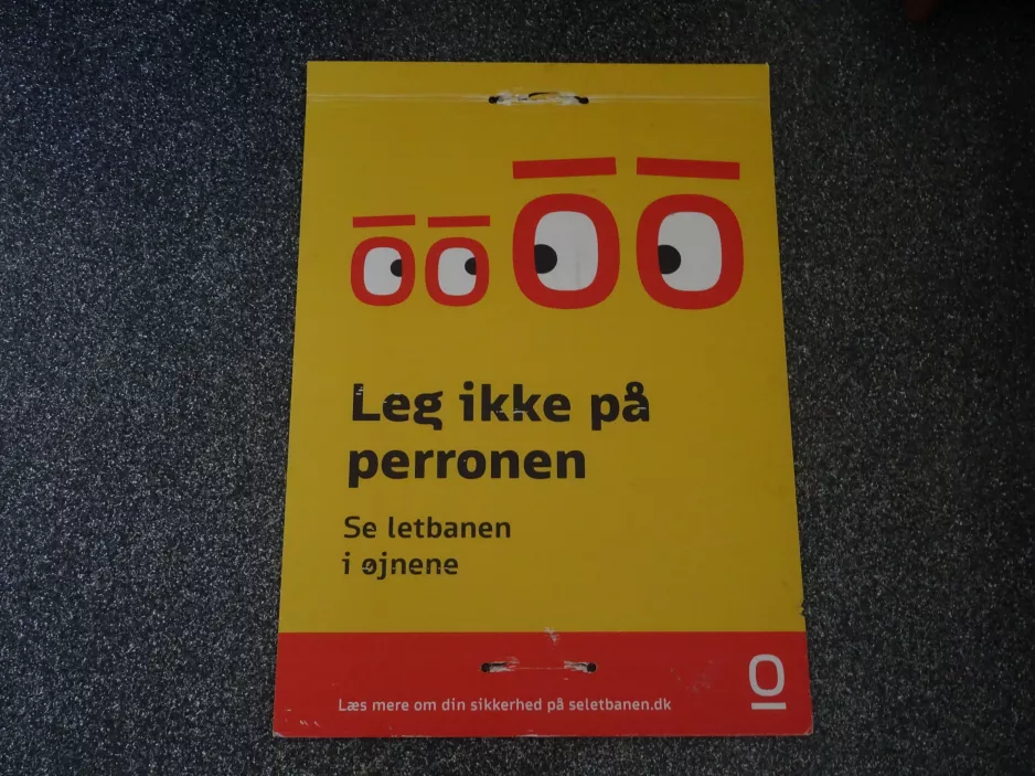 Skilt: Leg ikke på perronen
 (2022)