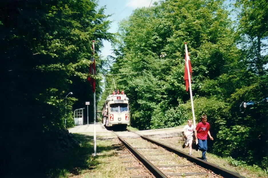 Skjoldenæsholm 1435 mm med ledvogn 2412 ved Gammel Sparegodtvej (2003)