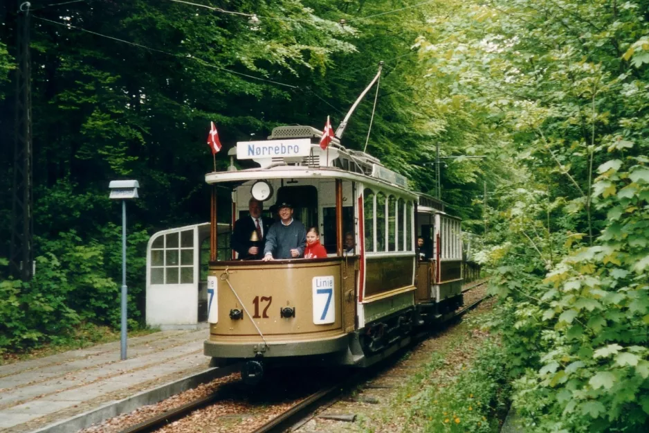 Skjoldenæsholm 1435 mm med motorvogn 17 ved Gammel Sparegodtvej (2004)