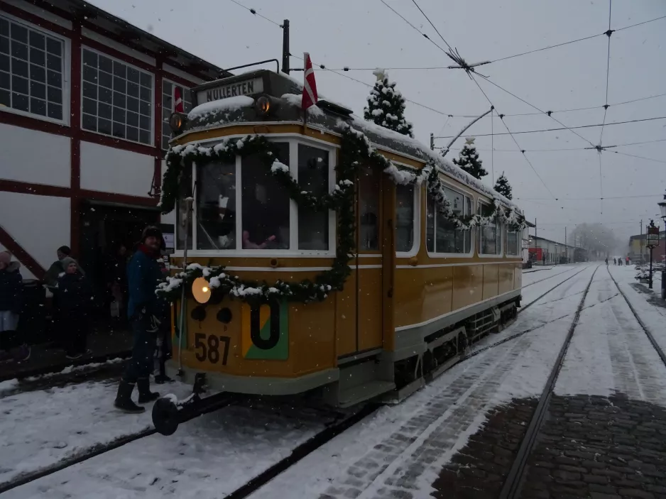 Skjoldenæsholm 1435 mm med motorvogn 587 ved Valby Gamle Remise (2021)