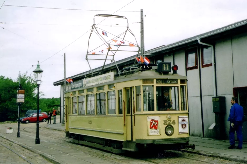 Skjoldenæsholm 1435 mm med motorvogn 824 ved Sporvejsmuseet (2005)