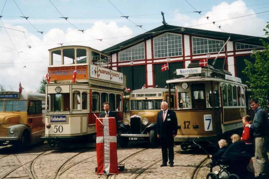 Skjoldenæsholm dobbeltdækkermotorvogn 50 foran Valby Gamle Remise (2004)