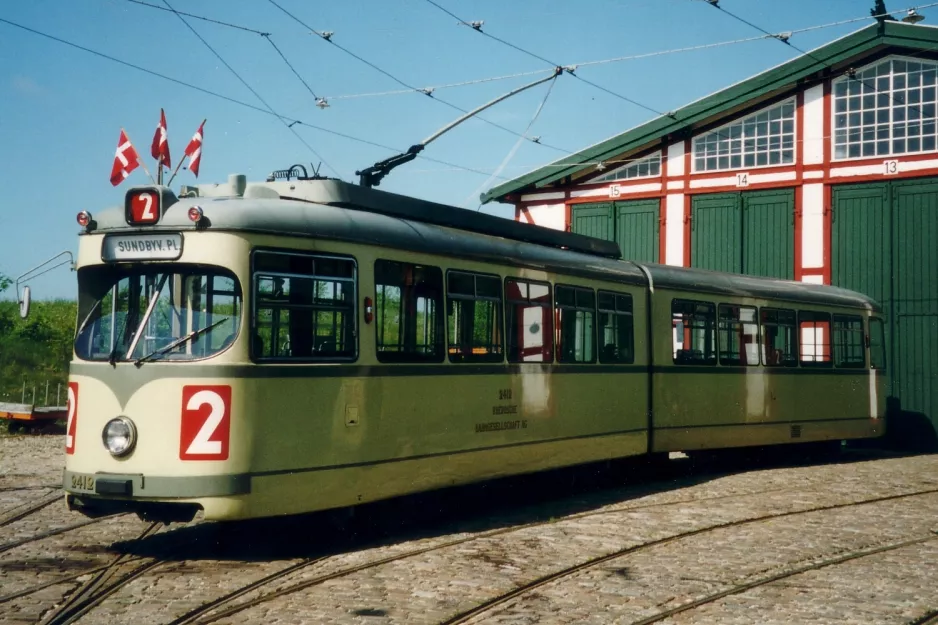 Skjoldenæsholm ledvogn 2412 foran Valby Gamle Remise (2003)