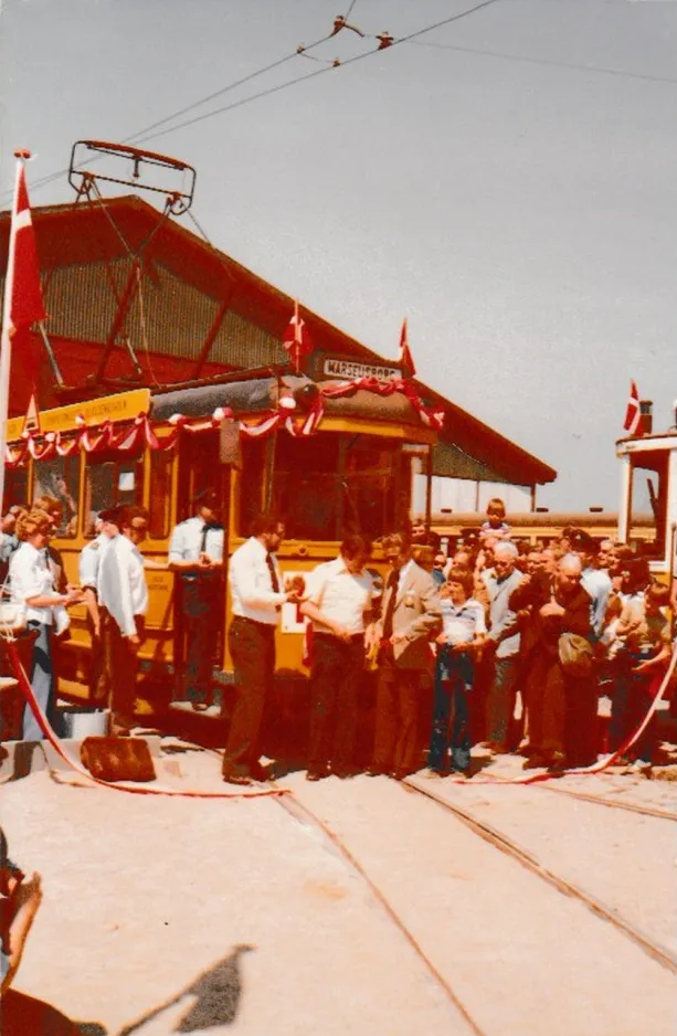 Skjoldenæsholm meterspor med motorvogn 1 foran Remise 1 (1978)