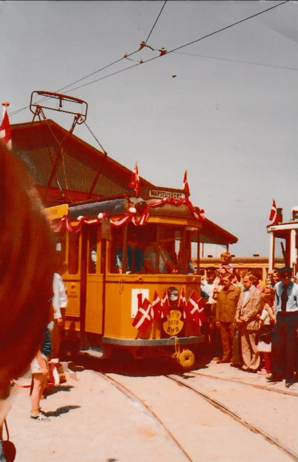 Skjoldenæsholm meterspor med motorvogn 1 udenfor Remise 1 (1978)