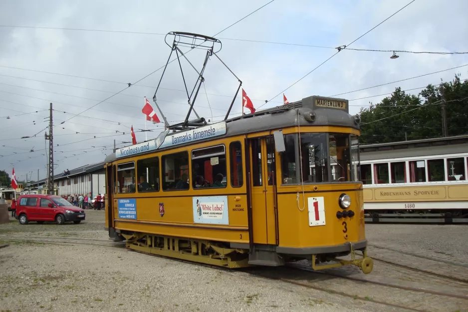 Skjoldenæsholm meterspor med motorvogn 3 foran Sporvejsmuseet (2013)