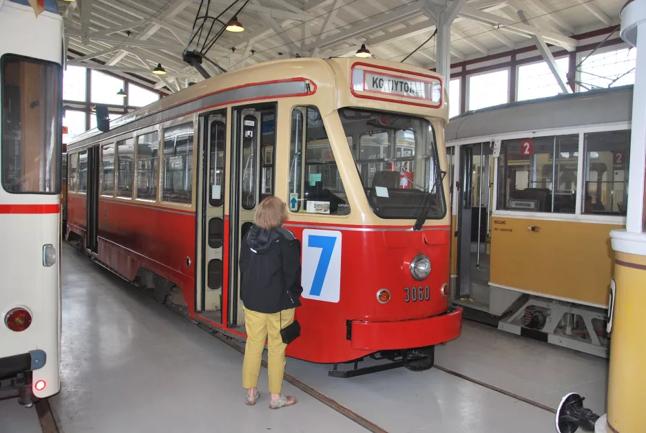 Skjoldenæsholm motorvogn 3060 inde i Valby Gamle Remise (2016)