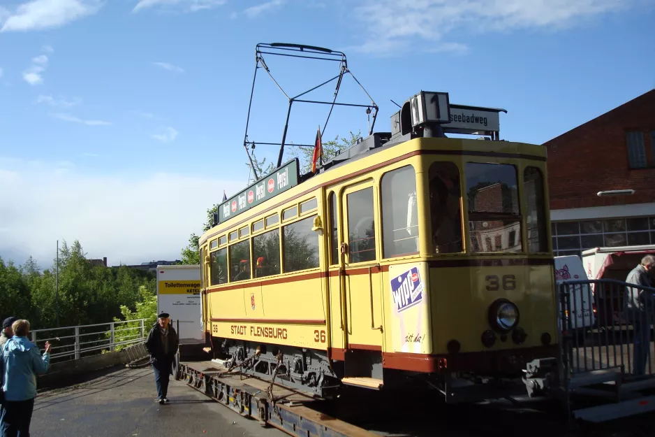 Skjoldenæsholm motorvogn 36 nær Aktiv Bus, Apenrader Strasse 22, Flensborg (2012)