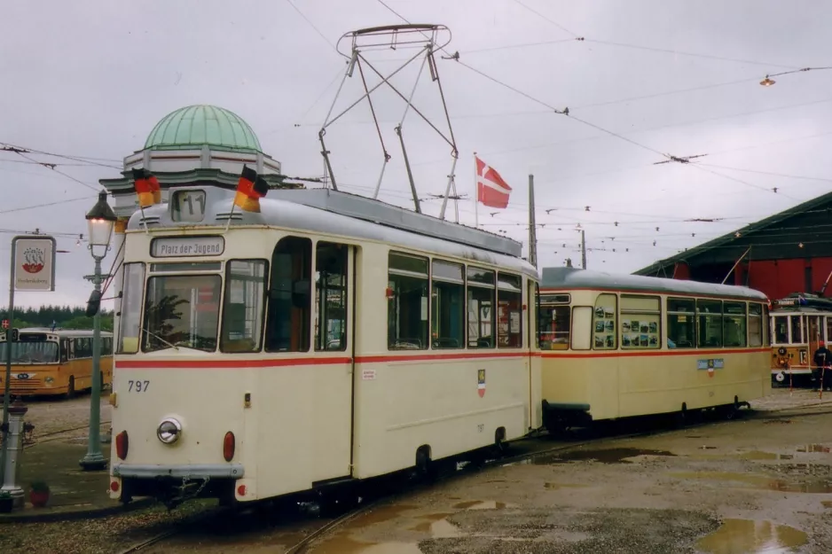 Skjoldenæsholm motorvogn 797 foran Sporvejsmuseet (2006)