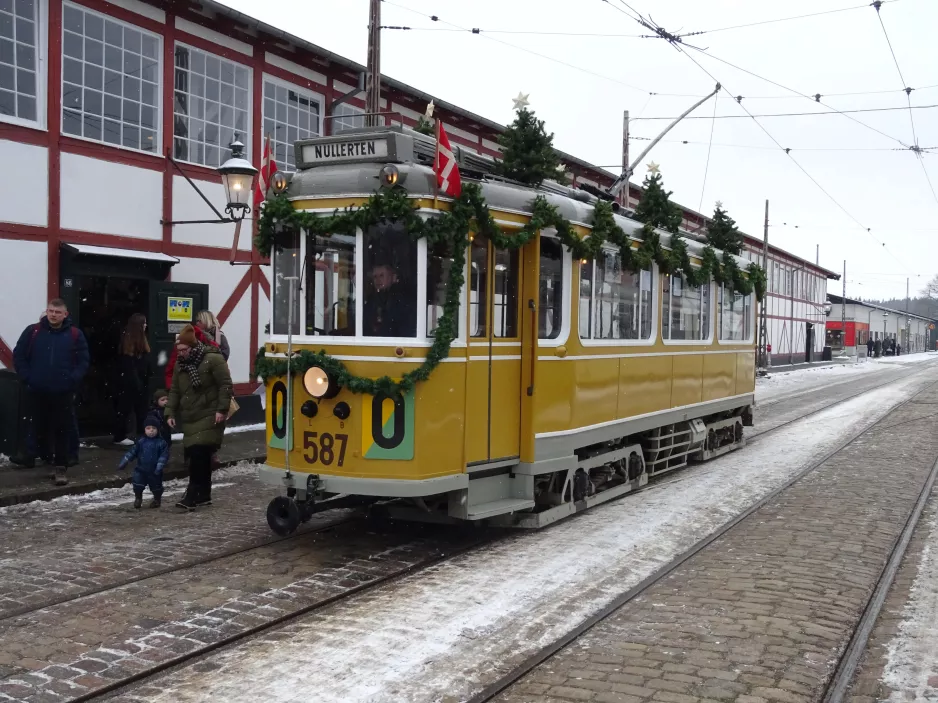 Skjoldenæsholm normalspor med motorvogn 587 ved Valby Gamle Remise (2023)