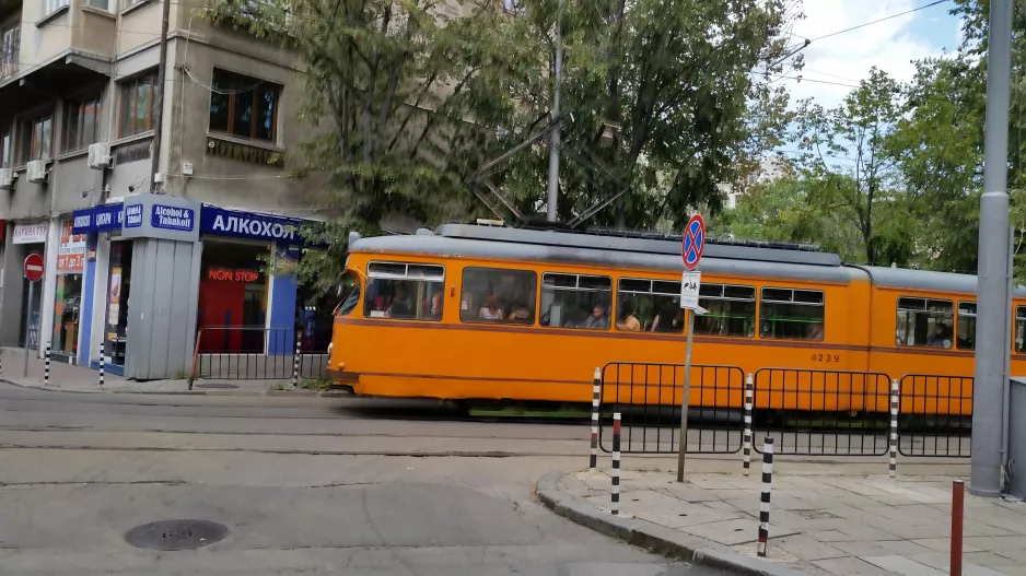 Sofia sporvognslinje 22 med ledvogn 4239, siden Yanko Sakuzov Boulevard (2014)