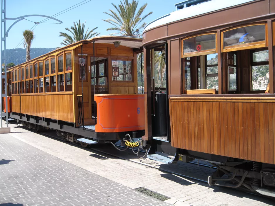 Sóller sporvognslinje med åben bivogn 6 på Carrer de la Marina (2013)