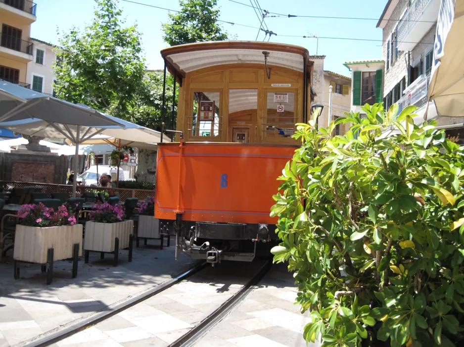 Sóller sporvognslinje med åben bivogn 8 på Plaça de sa Constitució (2013)