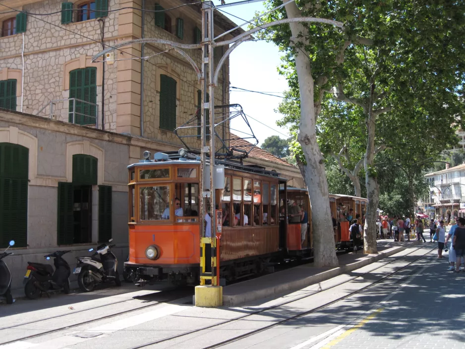 Sóller sporvognslinje med motorvogn 1 ved Port de Sóller (2013)