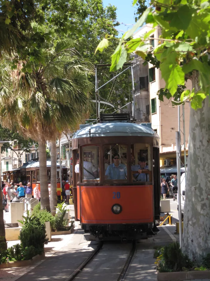 Sóller sporvognslinje med motorvogn 20 på Carrer de la Marina (2013)